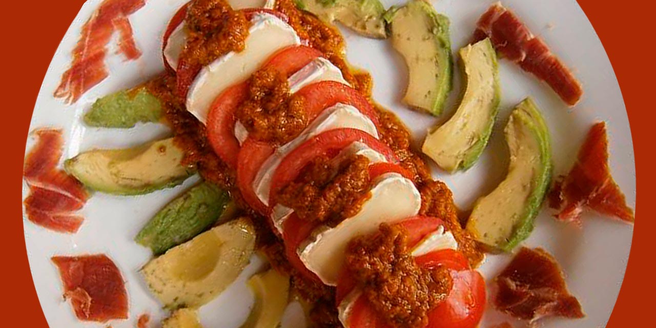 ENSALADA CON MOJO DE ALBAHACA Y TOMATE