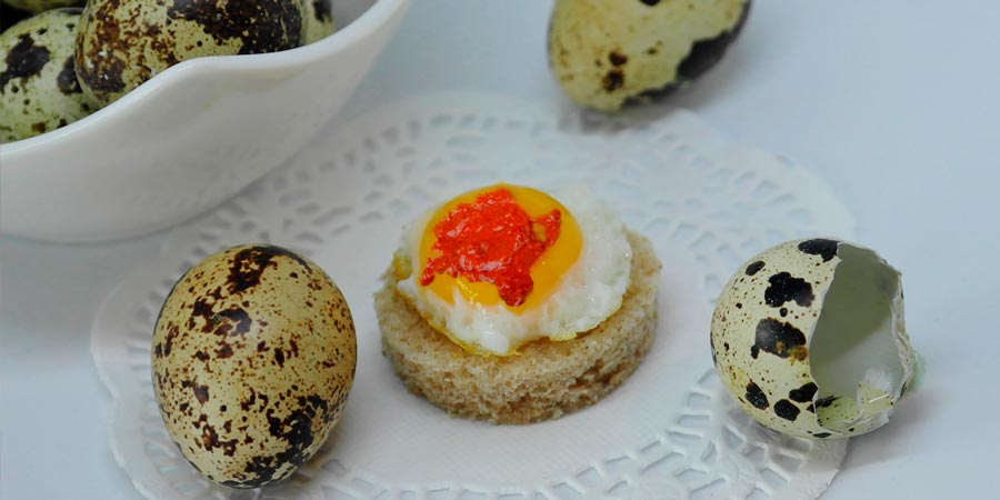 APERITIVO DE HUEVOS DE CODORNIZ CON MOJO SUAVE O PICÓN