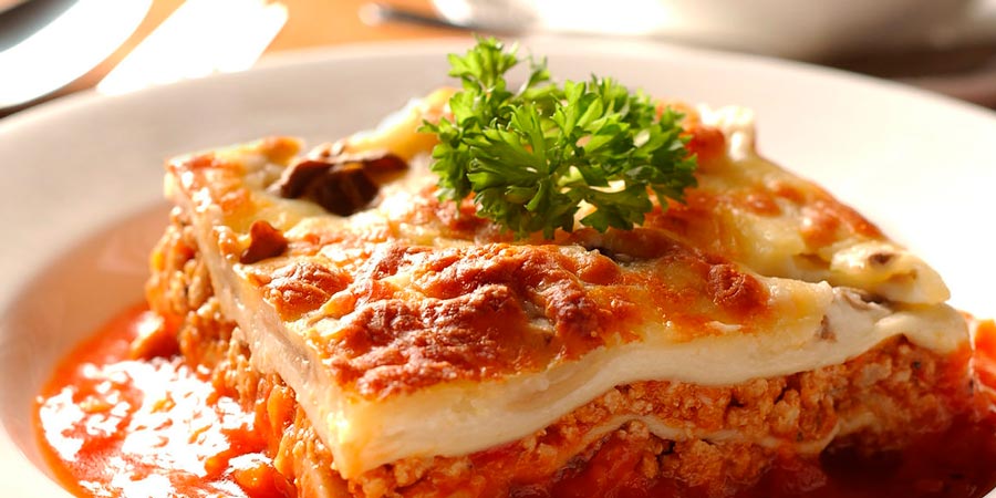 LASAÑA DE POLLO EN MOJO ROJO BUENUM