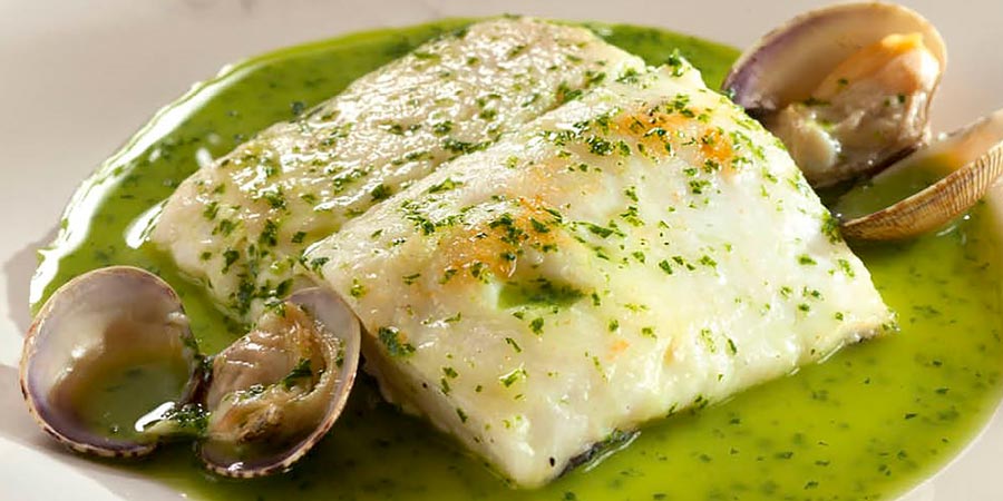 MERLUZA CON ALMEJAS Y MOJO VERDE