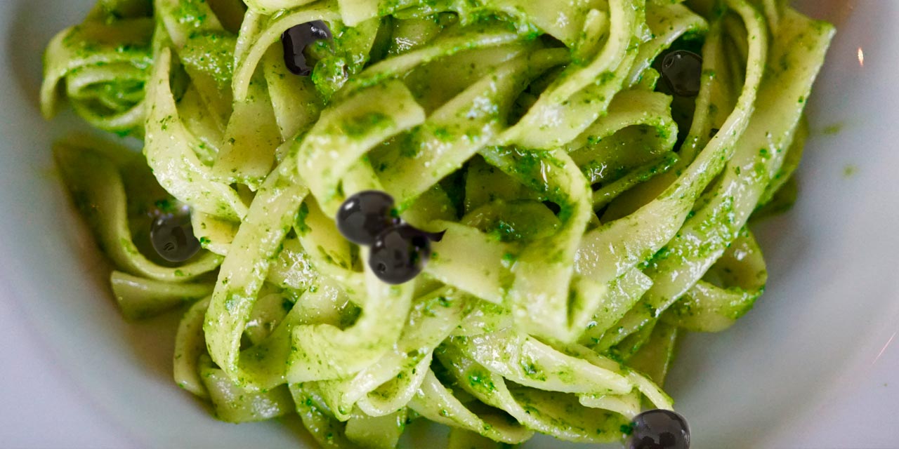 TAGLIATELLE CON POLLO Y MOJO VERDE